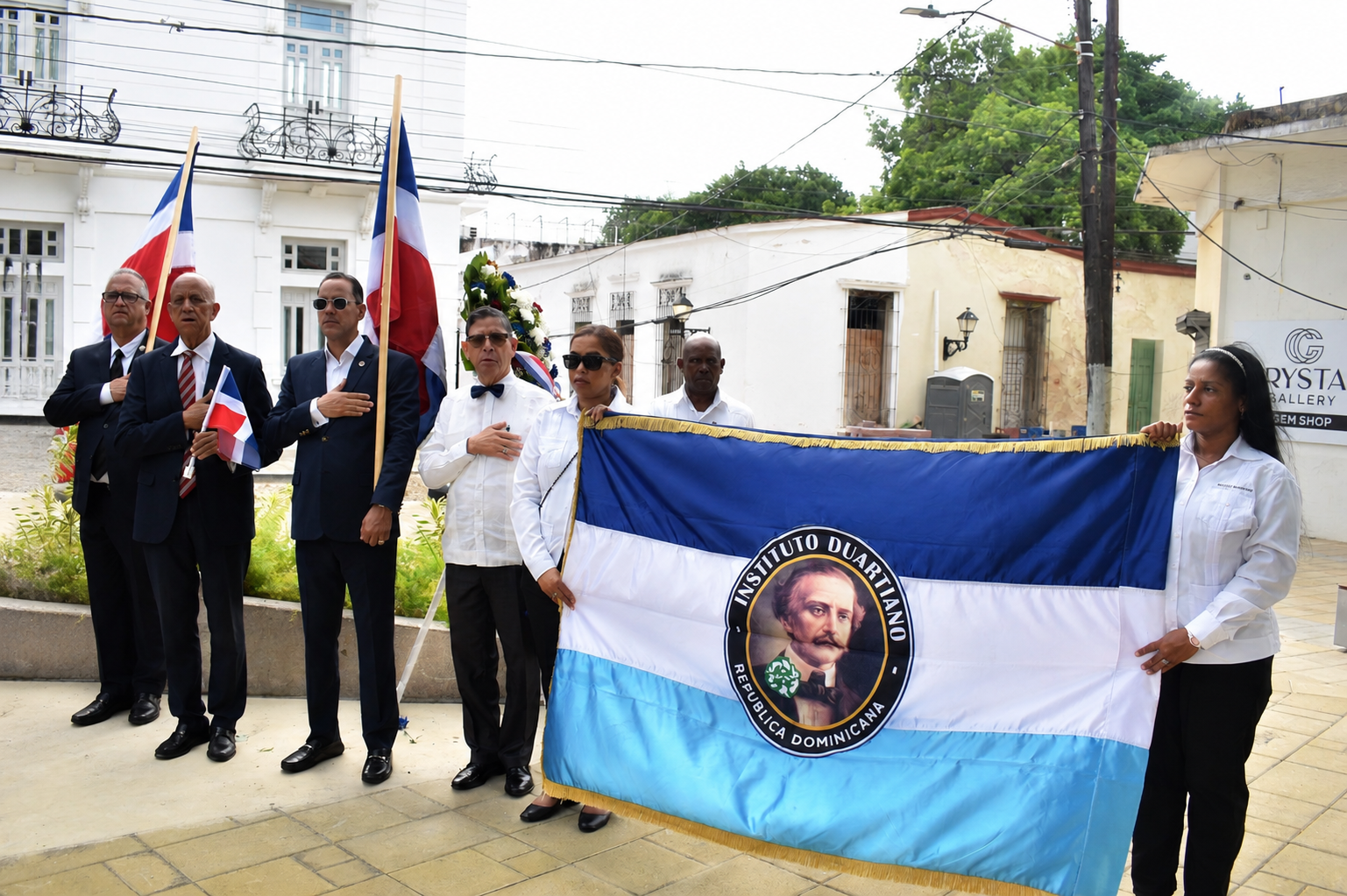 Wilson Gómez Ramírez, presidente del Instituto Duartiano, encabeza la ofrenda floral en la plazoleta de María Trinidad Sánchez en la Ciudad Colonial, en el 232 aniversario de su natalicio.