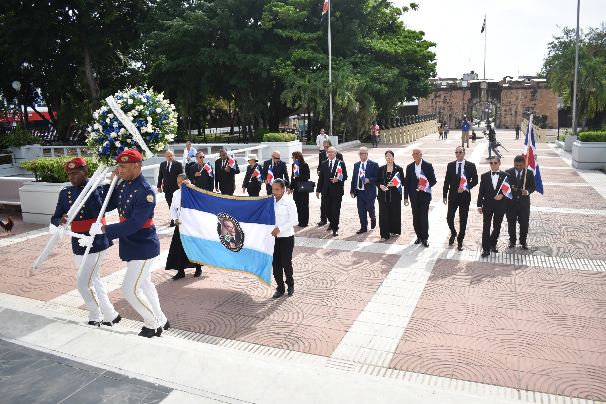 Directivos y miembros del Instituto Duartiano durante el acto conmemorativo por el 165 aniversario del fallecimiento de Francisco del Rosario Sánchez.