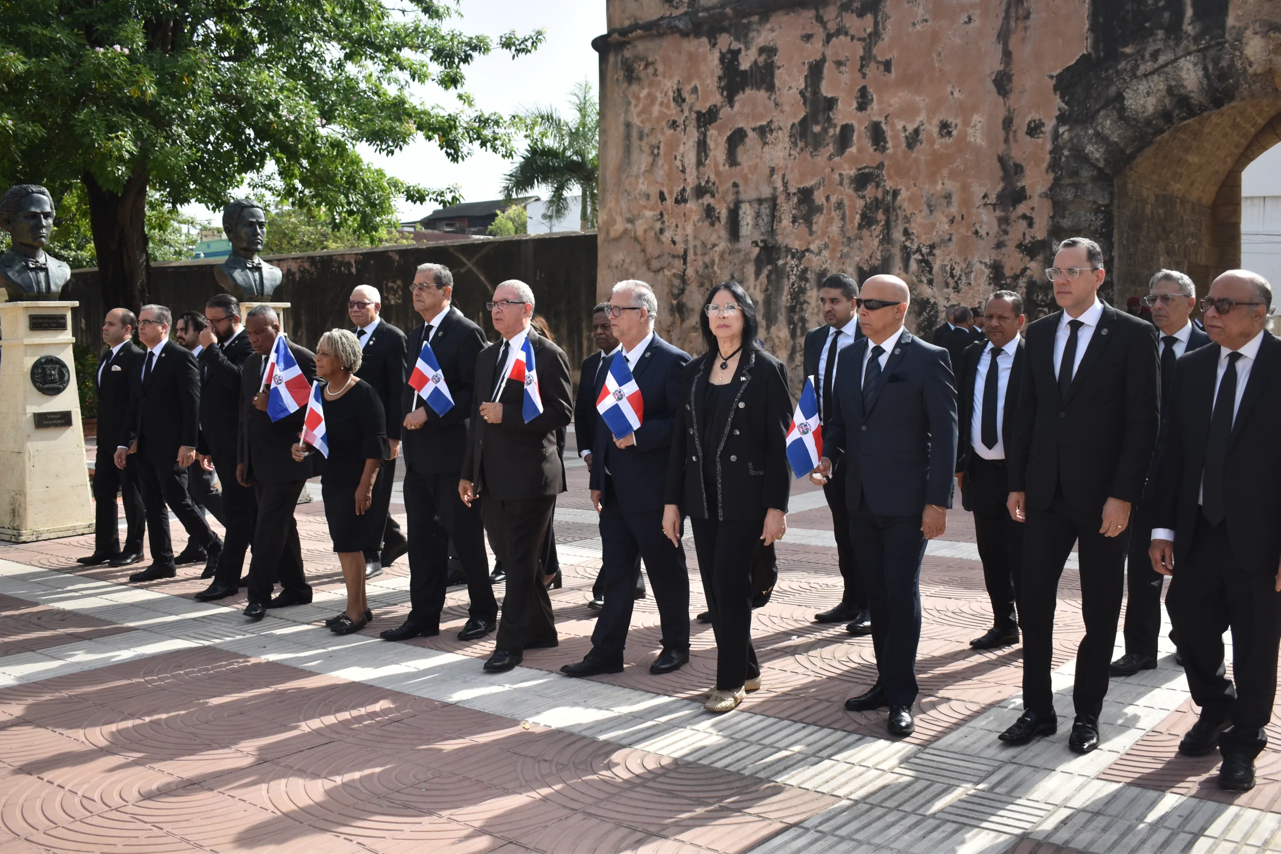 Instituto Duartiano conmemora el 150 aniversario del fallecimiento del patricio Juan Pablo Duarte con ofrenda floral en el Altar de la Patria.