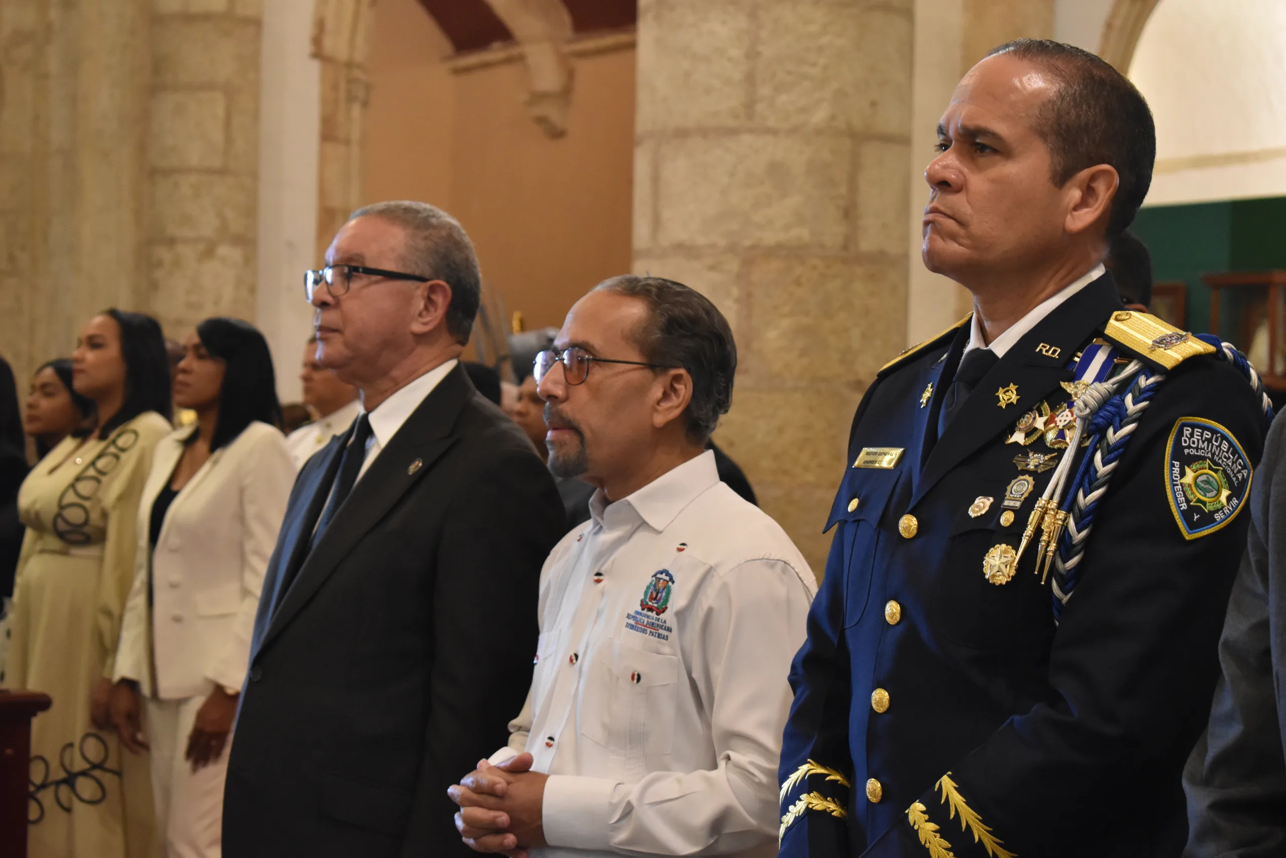 Directivos y miembros del Instituto Duartiano durante la misa solemne celebrada en la Catedral Primada de América en memoria de Juan Pablo Duarte.