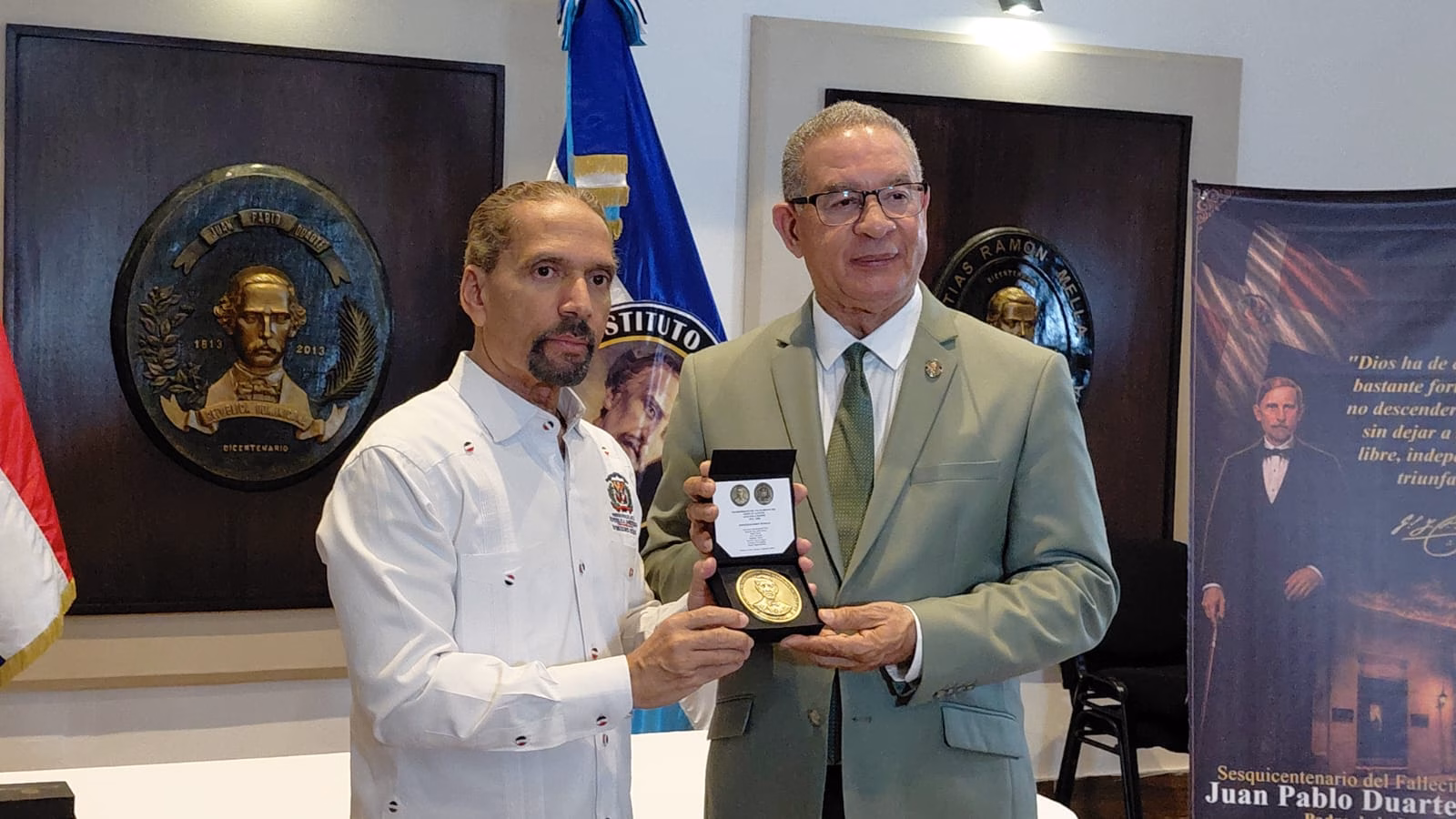 Wilson Gómez recibe la Medalla Conmemorativa del sesquicentenario de Juan Pablo Duarte