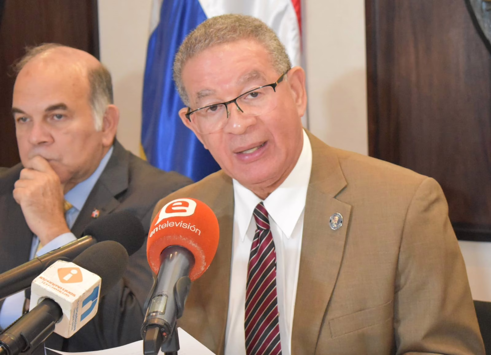 Presidente del Instituto Duartiano, Dr. Wilson Gómez Ramírez, ofrece declaraciones a la prensa sobre comunicado emitido por la embajada EE. UU. sobre política migratoria RD