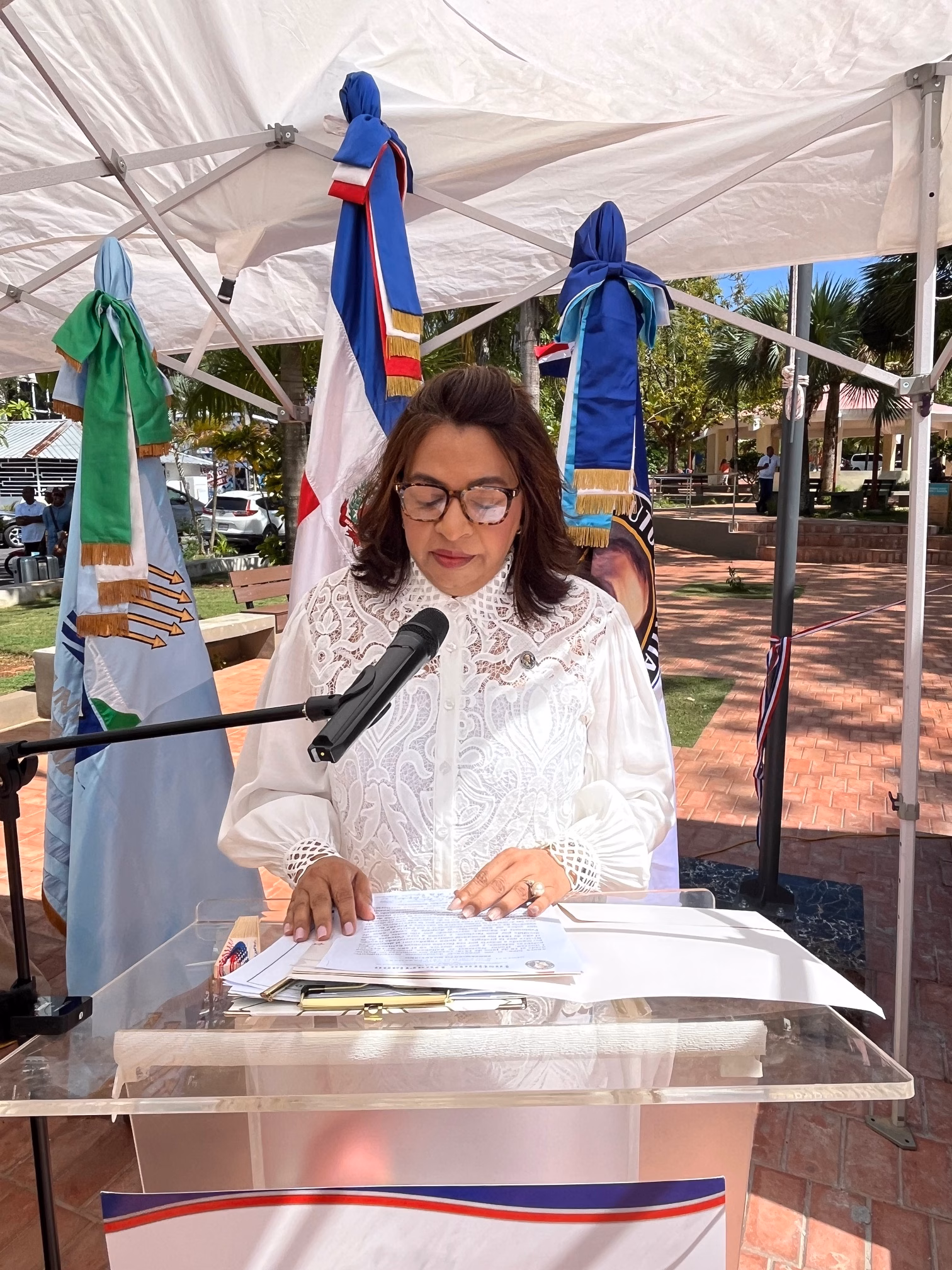 La doctora Rafaela Mesa pronuncia un pensamiento del Ideario de Duarte