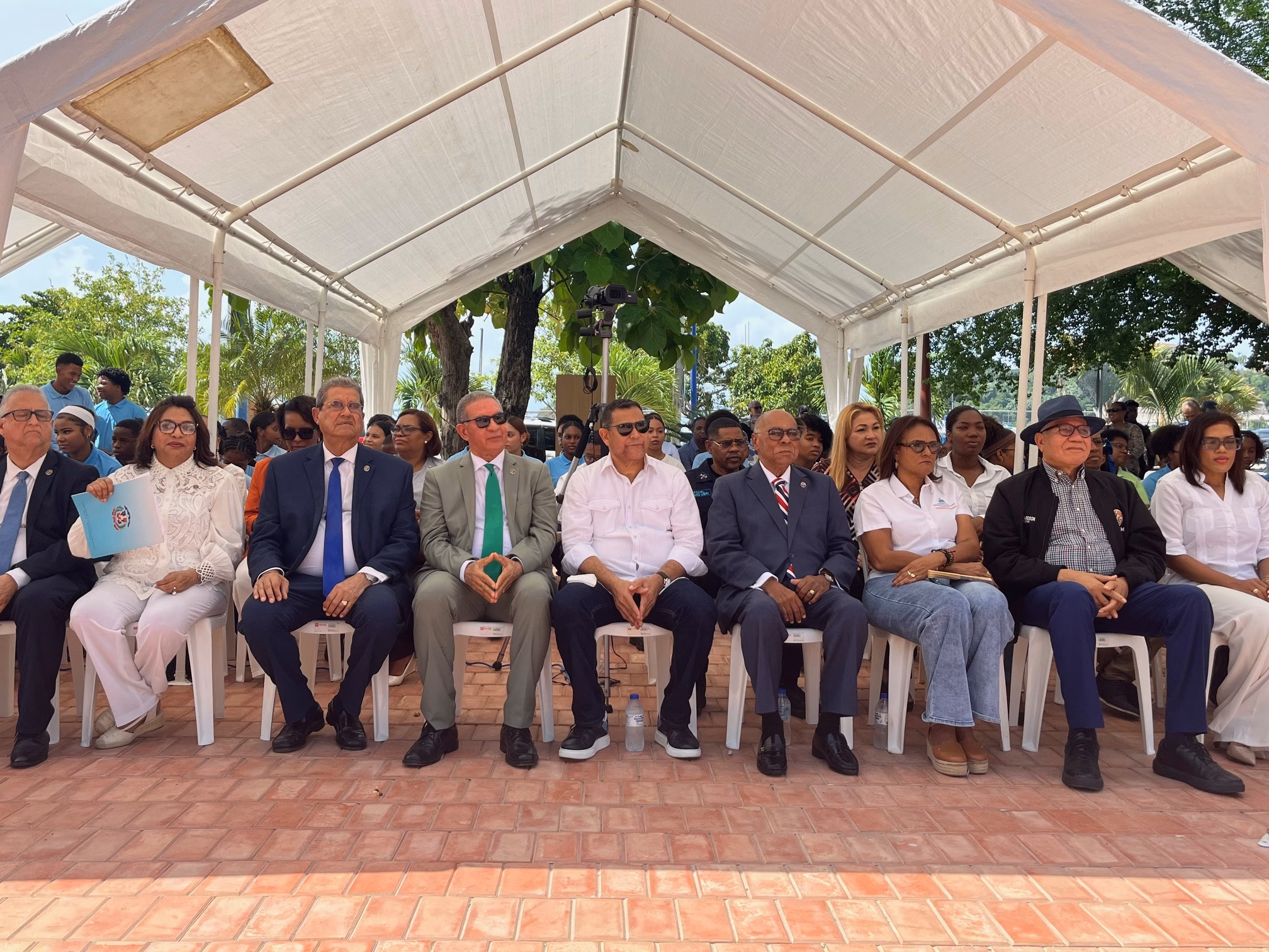 Invitados y público asisten al acto bajo la carpa instalada en la plaza