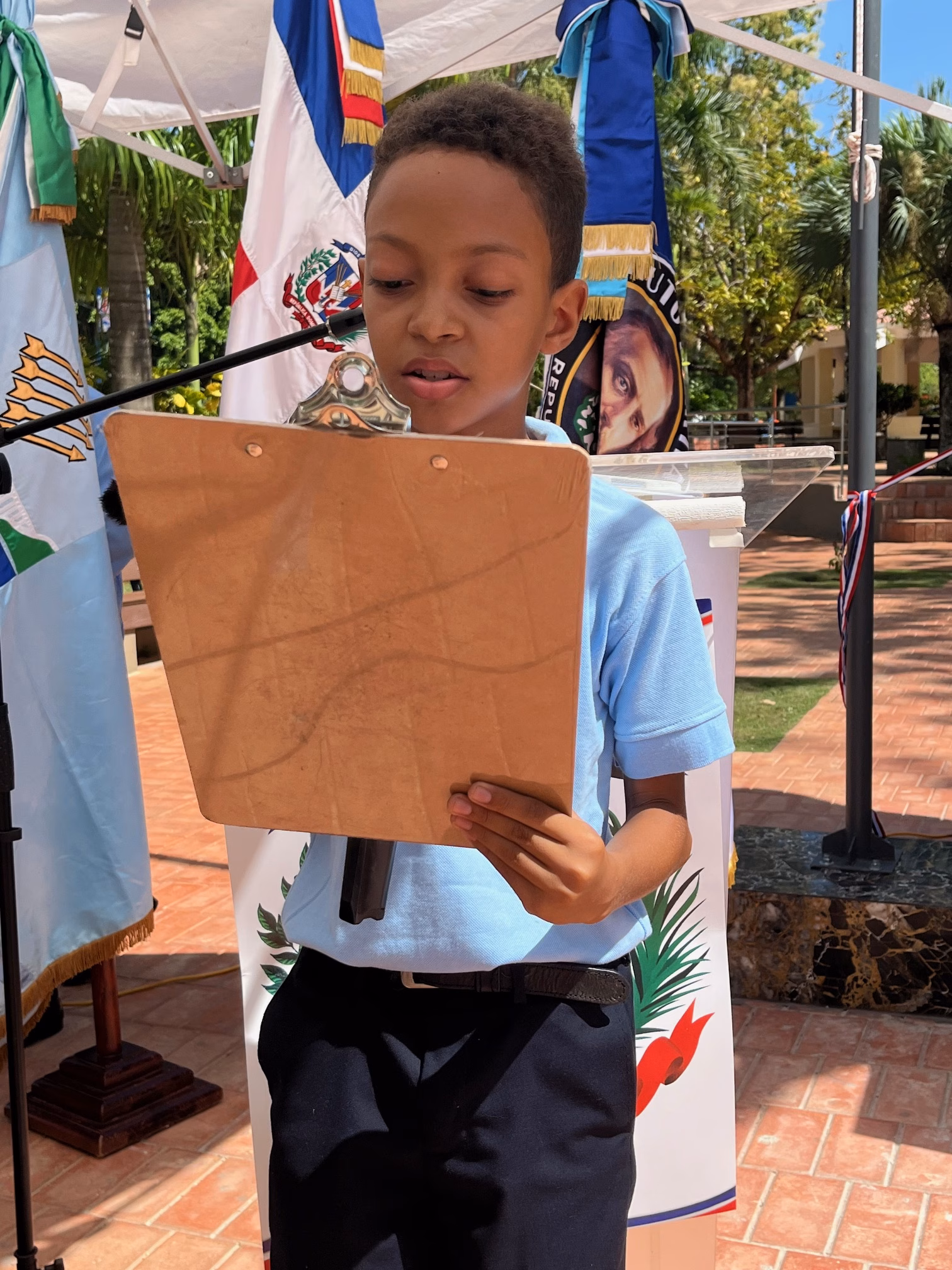 El estudiante Ian De la Cruz ofrece las palabras de bienvenida