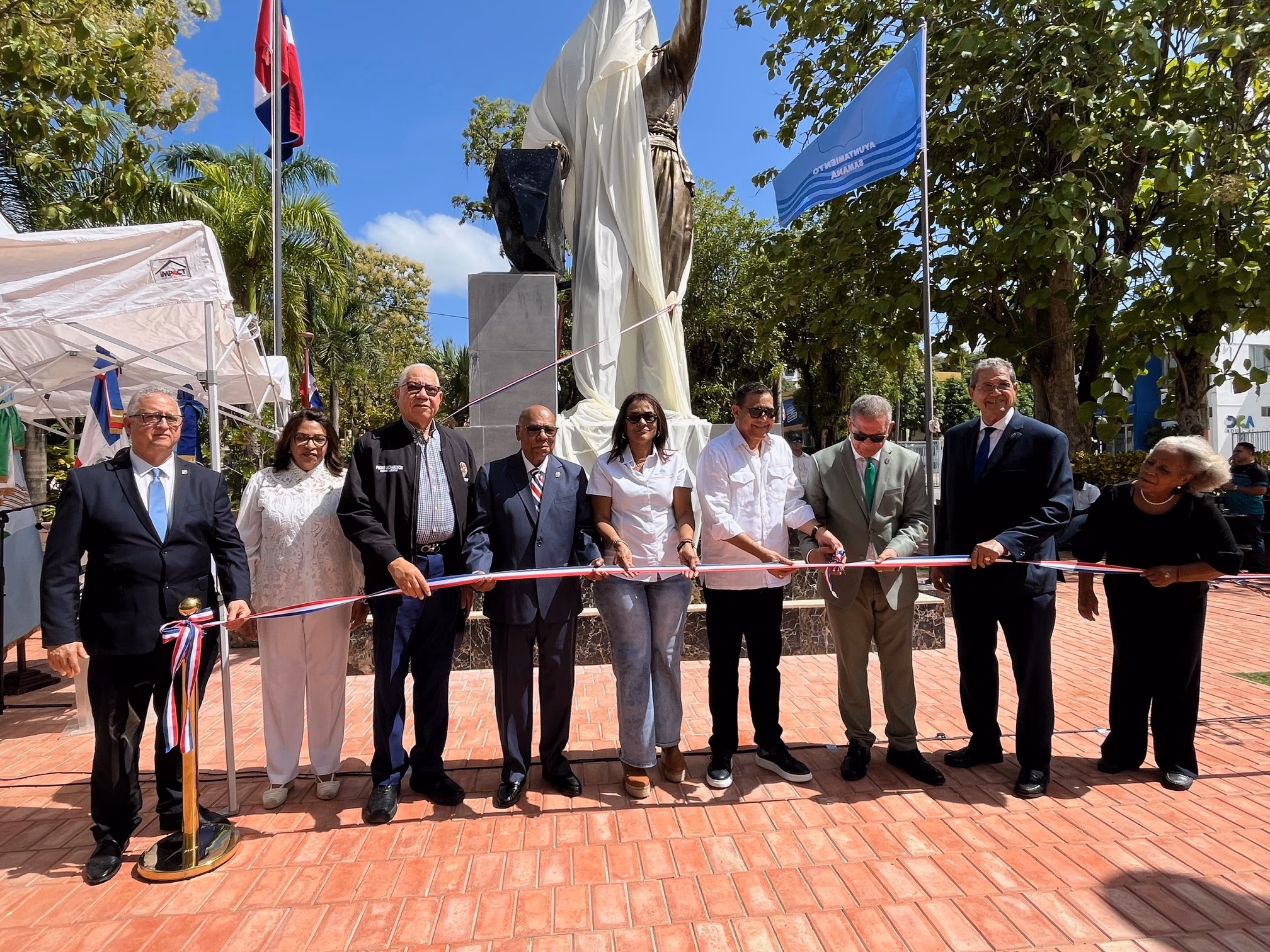 Autoridades e invitados cortan la cinta tricolor frente al monumento a Juan Pablo Duarte