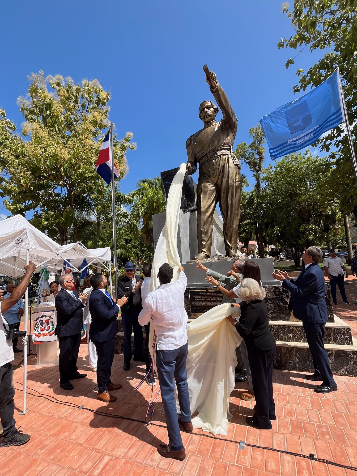 Momento en que se desvela la estatua de Juan Pablo Duarte en la plaza principal de Samaná