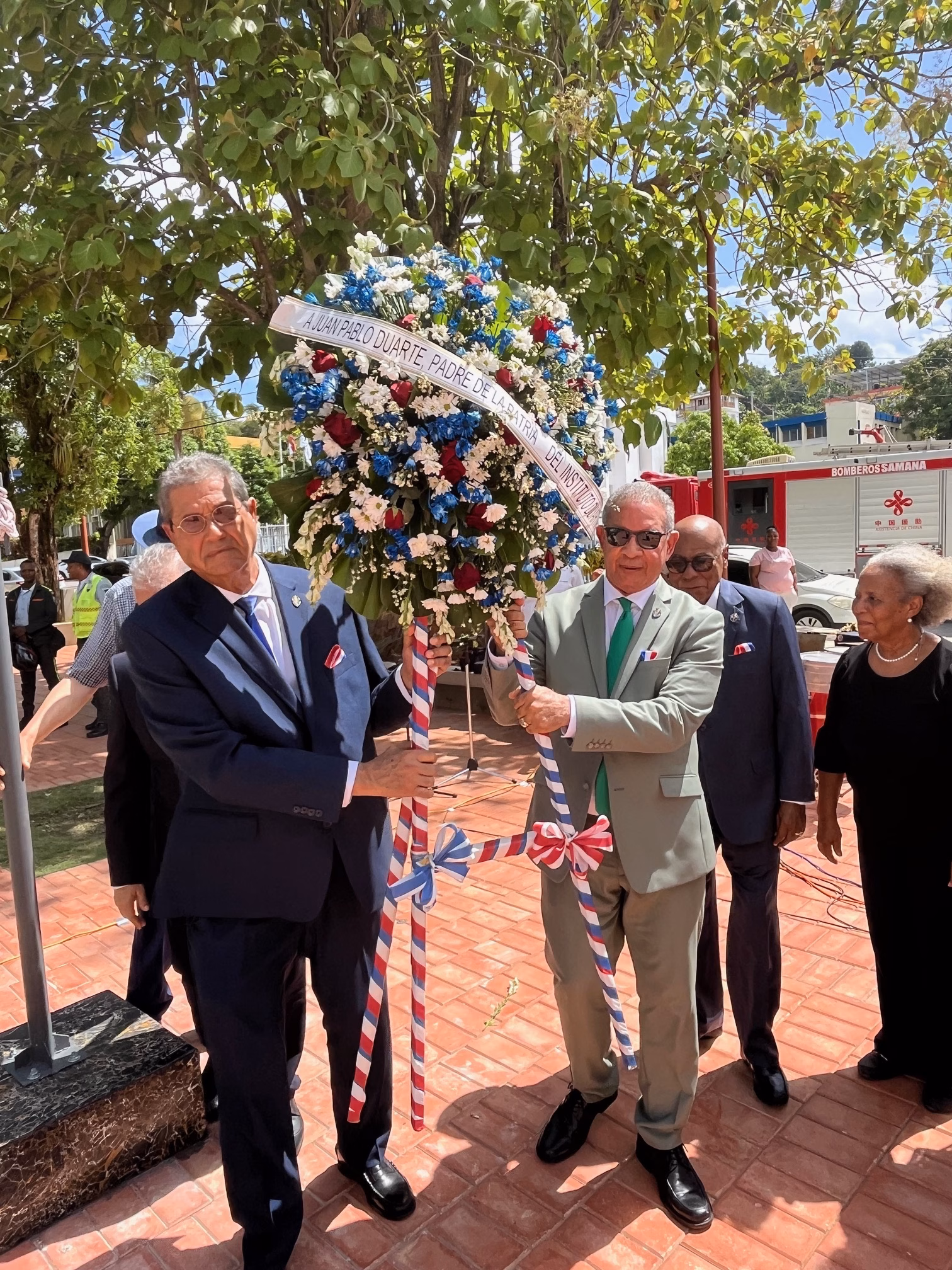 Ofrenda floral depositada al pie del monumento a Juan Pablo Duarte